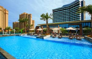 Piscina de la sau aproape de Renaissance Haikou Hotel