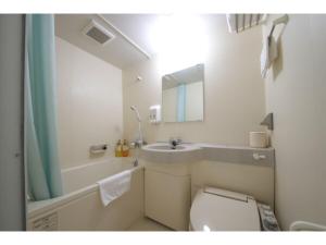 bagno con servizi igienici, lavandino e specchio di Fujieda Ogawa Hotel - Vacation STAY 20873v a Fujieda