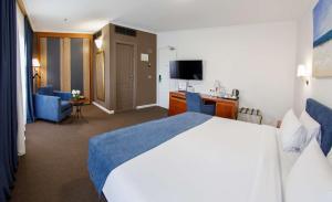 una camera d'albergo con letto e TV di Best Western Plus Congress Hotel Yerevan a Yerevan