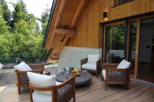 Un lugar para sentarse en The Vila Bled Premium Luxury Retreat