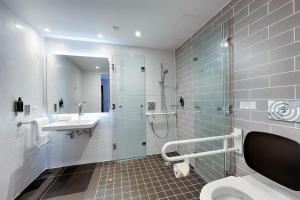 Ванная комната в Premier Inn Berlin City Wilmersdorf