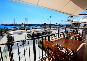 Un balcón o terraza en Apartamentos La Torre