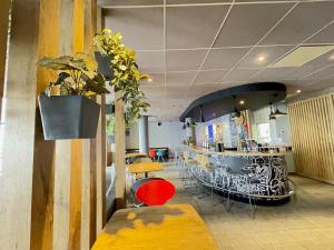 a restaurant with a table and chairs and a bar at ibis Gent Centrum St. Baafs Kathedraal in Ghent