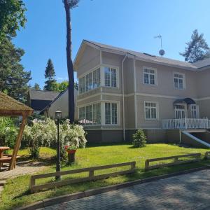 une maison avec une clôture devant elle dans l'établissement Amber Coast & Sea, à Jurmala