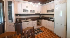 Una cocina o kitchenette en Dina's Villa Isthmia