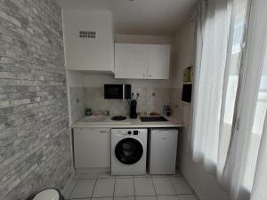 Η κουζίνα ή μικρή κουζίνα στο Appartement spacieux 28m2 avec chambre séparée