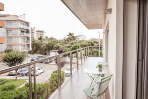 balcone con tavolo e vista sulla strada di Pilgrim Home a Fátima