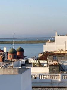 uitzicht op een stad met een waterlichaam bij OlhãOmirante Guesthouse in Olhão