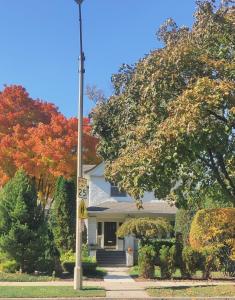 dom z znakiem ulicznym przed nim w obiekcie Historic Oakpark Home 