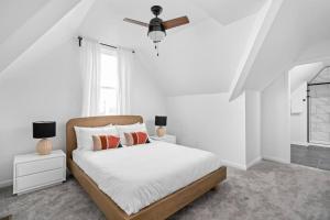 una camera bianca con letto e ventilatore a soffitto di CozySuites 3BR Arsenal Heights Indy a Indianapolis