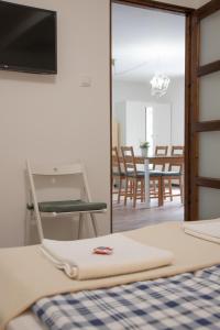 a room with a bed and a dining room at Csillagvirág Apartman Gyula in Gyula