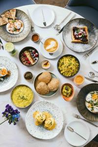 une table blanche avec des assiettes de nourriture dans l'établissement Martinhal Lisbon Oriente, à Lisbonne