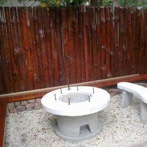 un bagno bianco posto accanto a una recinzione di legno di Sweet Home Apartman a Hajdúszoboszló