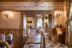 een eetkamer met een tafel en een kroonluchter bij Annecy Historical Center - 165 square meter - 3 bedrooms & 3 bathrooms in Annecy