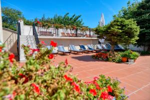 una fila de tumbonas en un patio con flores en Alekta Hotel - Free parking, en Varna