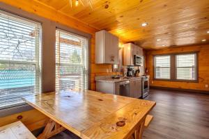 een keuken met een houten tafel in een huisje bij Dancing Bear Cabin- Relax & Enjoy! in Sevierville