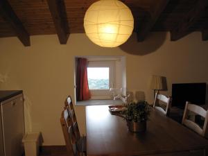 comedor con mesa y ventana en Casa do Castelo - Torre, en Castelo de Vide