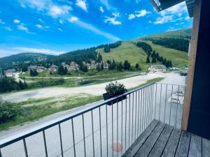 een balkon met uitzicht op een weg bij Hotel Koralpe in Elsenbrunn