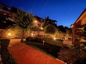 a garden at night with lights on a wall w obiekcie Finday Eco Boutique Hotel w Kalawricie