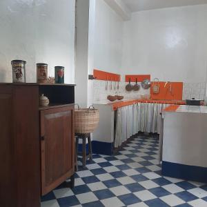 A kitchen or kitchenette at Les Alizés