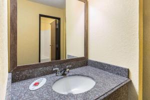 Kamar mandi di Days Inn by Wyndham Tucumcari