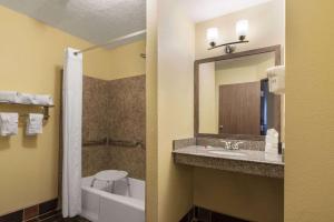 Kamar mandi di Days Inn by Wyndham Tucumcari