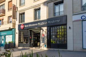 un devant de magasin avec un panneau indiquant la meilleure machine musicale occidentale dans l'établissement Best Western Plus Le Moderne, à Caen