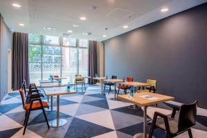 Premier Inn Köln City Süd餐廳或用餐的地方