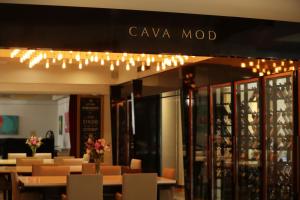 Un restaurante u otro lugar para comer en Mod Hotels Mendoza