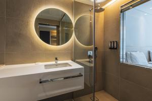 bagno con lavandino e doccia di Hotel Marine view a Busan