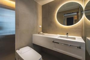 bagno con servizi igienici, lavandino e specchio di Hotel Marine view a Busan