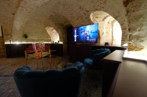 A television and/or entertainment centre at Secret Jacuzzi Mons - Parking privé gratuit