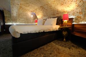 A bed or beds in a room at Secret Jacuzzi Mons - Parking privé gratuit