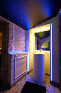 A kitchen or kitchenette at Secret Jacuzzi Mons - Parking privé gratuit