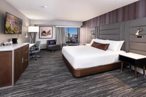 een hotelkamer met een bed en een bureau bij J Resort in Reno