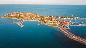 une vue aérienne sur une petite île dans l'eau dans l'établissement PARADISO 'В' 403 Fancy Studio Nessebar, à Nessebar