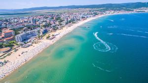 - une vue aérienne sur une plage avec un bateau dans l'eau dans l'établissement PARADISO 'В' 403 Fancy Studio Nessebar, à Nessebar