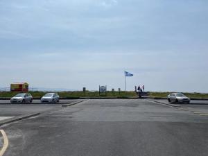 trzy samochody są zaparkowane na parkingu w obiekcie Loch Nuala w Galway