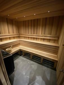 una sauna vuota con panca e piano cottura di Midnight Luxe 1BR 1Bath Apartment 104 in the heart of Braddon Pool Sauna Secure Parking Wine WiFi a Canberra