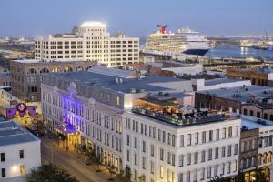 uma vista aérea de uma cidade com um navio de cruzeiro em The Tremont House, Galveston, a Tribute Portfolio Hotel em Galveston