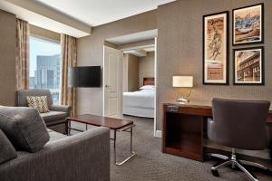 TV tai viihdekeskus majoituspaikassa Sheraton Suites Calgary Eau Claire