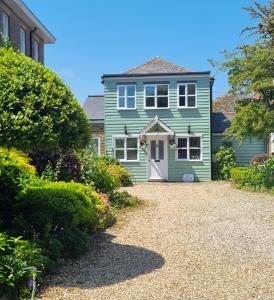 Kebun di luar The Coach House- Stunning Detached Coastal home, with parking, by Historic Deal Castle