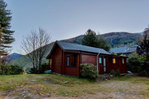 クイーンズタウンにあるKereru Cottage, Romantic & Beautiful Log Cabin - Queenstownの山を背景にした丘の上の小屋