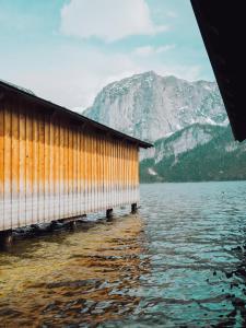 een gebouw op een waterlichaam met een berg bij SIEGLGUT in Altaussee