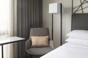 Ліжко або ліжка в номері Houston Marriott South at Hobby Airport