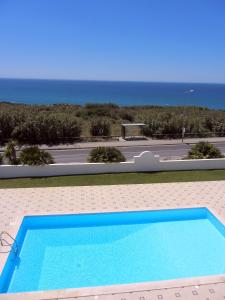 The swimming pool at or close to Páteo na Ericeira