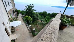 un parapluie assis sur le côté d'un bâtiment dans l'établissement Sabi2, à Mošćenička Draga