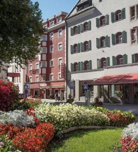 una via con fiori ed edifici in una città di Hotel Kufsteinerhof a Kufstein