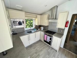 A cozinha ou cozinha compacta de 3 Bedroom Caravan LG34, Lower Hyde, Shanklin