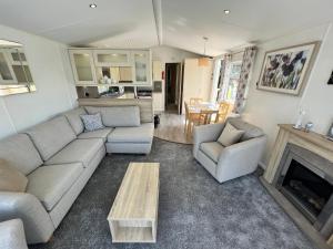 Uma área de estar em 3 Bedroom Caravan LG34, Lower Hyde, Shanklin